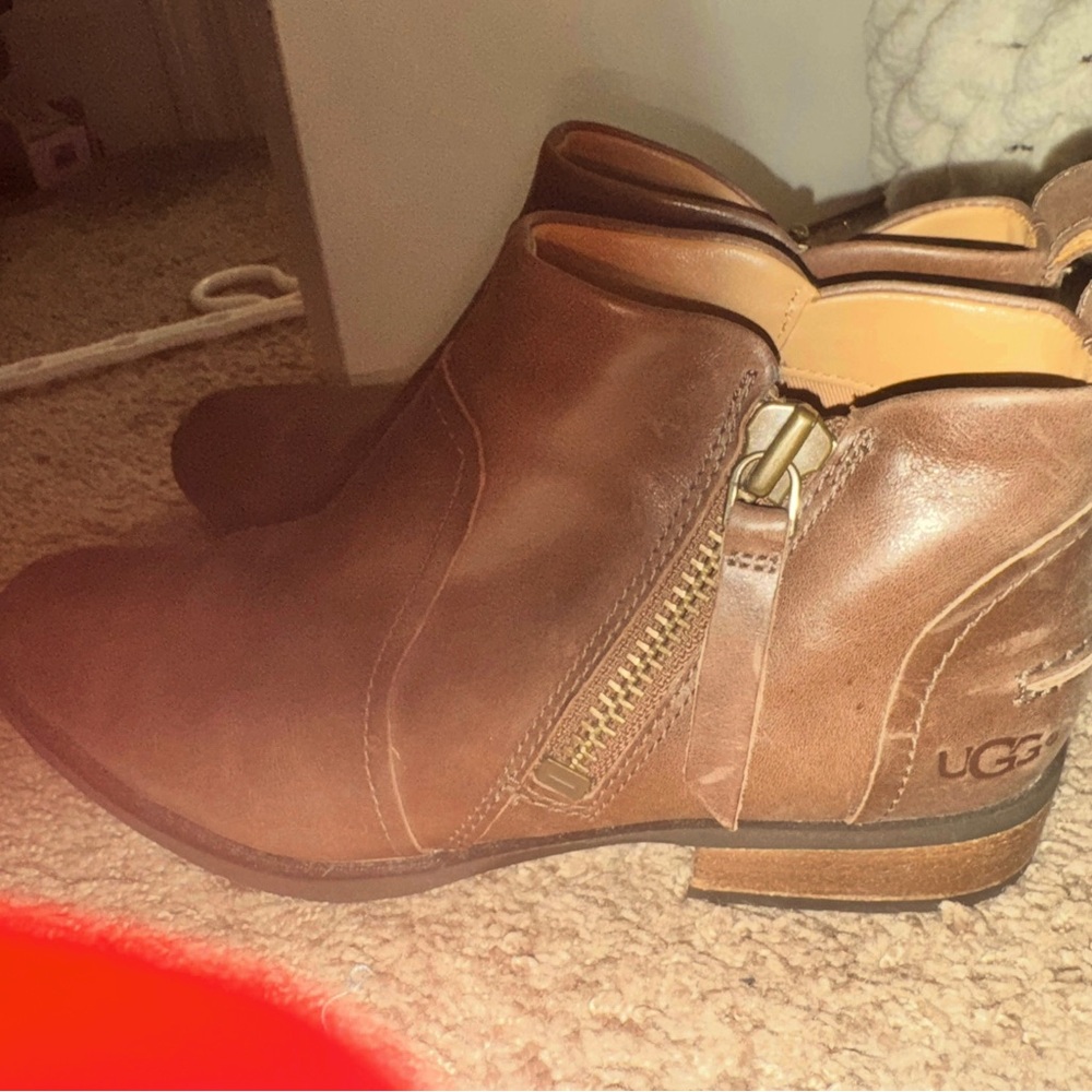 Authentic Ugg Size 7 Zip-up Leather Bootie- VGUC (very little wear)